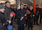 Новосибирске коммунисты возложили цветы к барельефу Гагарина